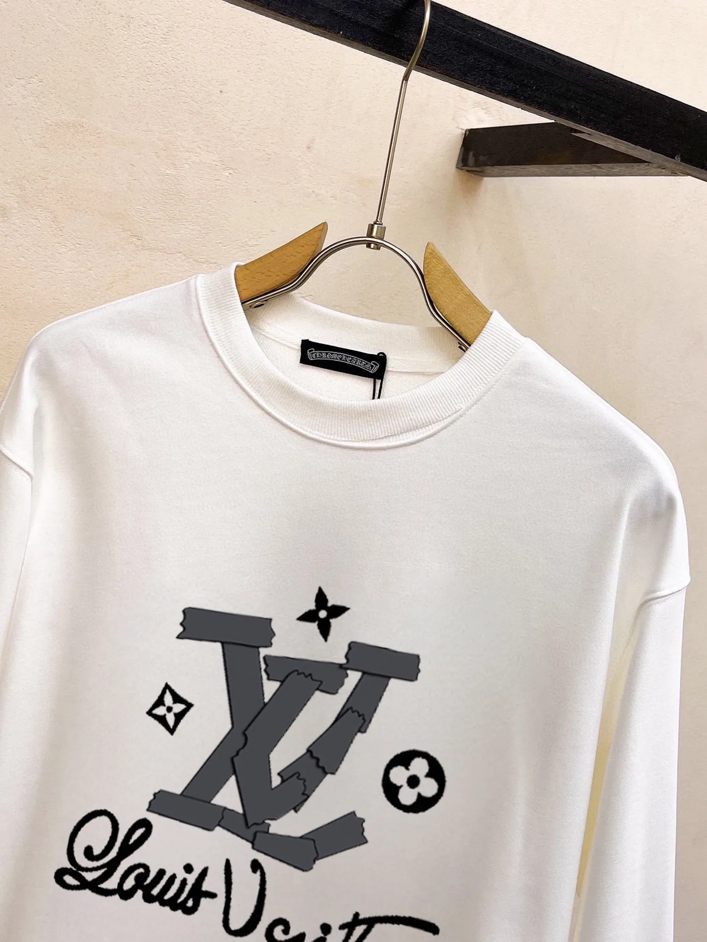 🅿️220 brand [LV Louis Vuitton] (good news for fat people) 2025ss autumn latest long-sleeved round-neck sweatshirt, on sale simultaneously on the official website. Refreshing and breathable. Made of top Tencel Roman. Comfortable and soft. 3D three-dimensional clarity. Super fashion sense. Great for gifting and keeping for yourself. Size: M-5XL (can wear up to 220 pounds)